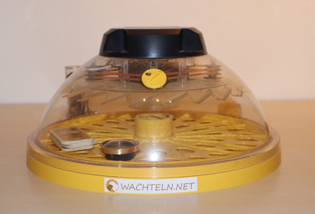 Auf dem Bild sieht man eine Brutmaschine, bei der ein Probelauf durchgeführt wird.